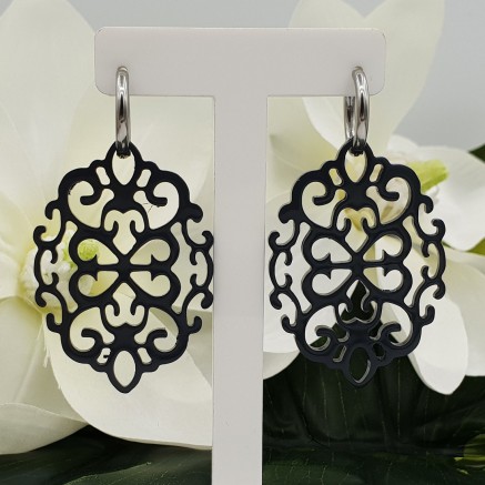 Creolen met donker grijs gelakte uitgesneden Buffelhoorn hanger