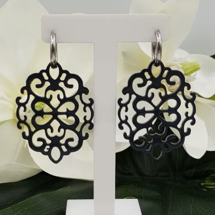 Creolen met donker grijs gelakte uitgesneden Buffelhoorn hanger