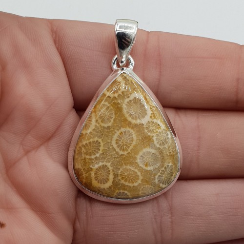Zilveren hanger gezet met druppelvormige Fossiel Koraal