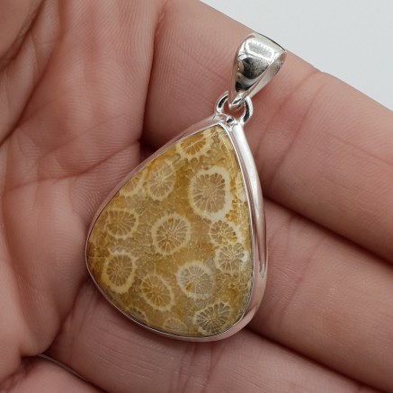 Zilveren hanger gezet met druppelvormige Fossiel Koraal