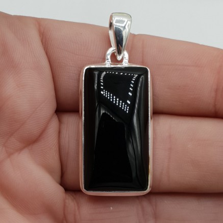 Zilveren hanger gezet met rechthoekige zwarte Onyx