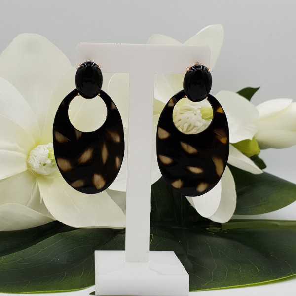 Rosé gold-plated oorknoppen with Onyx and buffalo horn with cougar print
