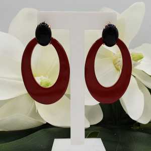 Rosé gold-plated oorknoppen with Onyx and red lacquered buffalo horn pendant