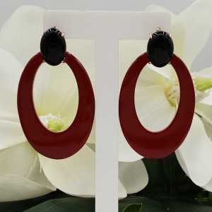 Rosé gold-plated oorknoppen with Onyx and red lacquered buffalo horn pendant