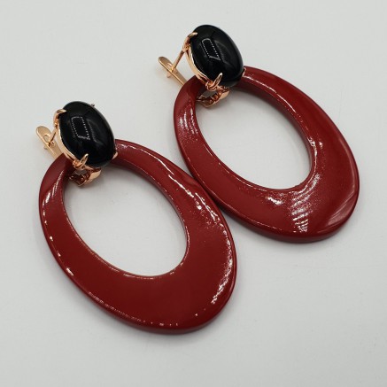 Rosé vergulde oorknoppen met Onyx en rood gelakte Buffelhoorn hanger