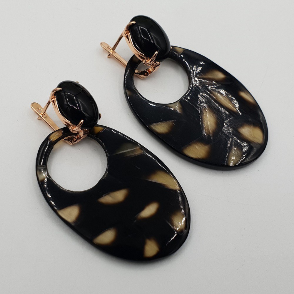 Rosé vergulde oorknoppen met Onyx en Buffelhoorn met poema print