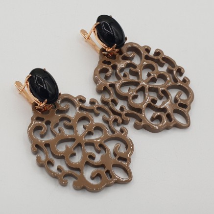 Rosé vergulde oorknoppen met Onyx en bruin gelakte Buffelhoorn hanger