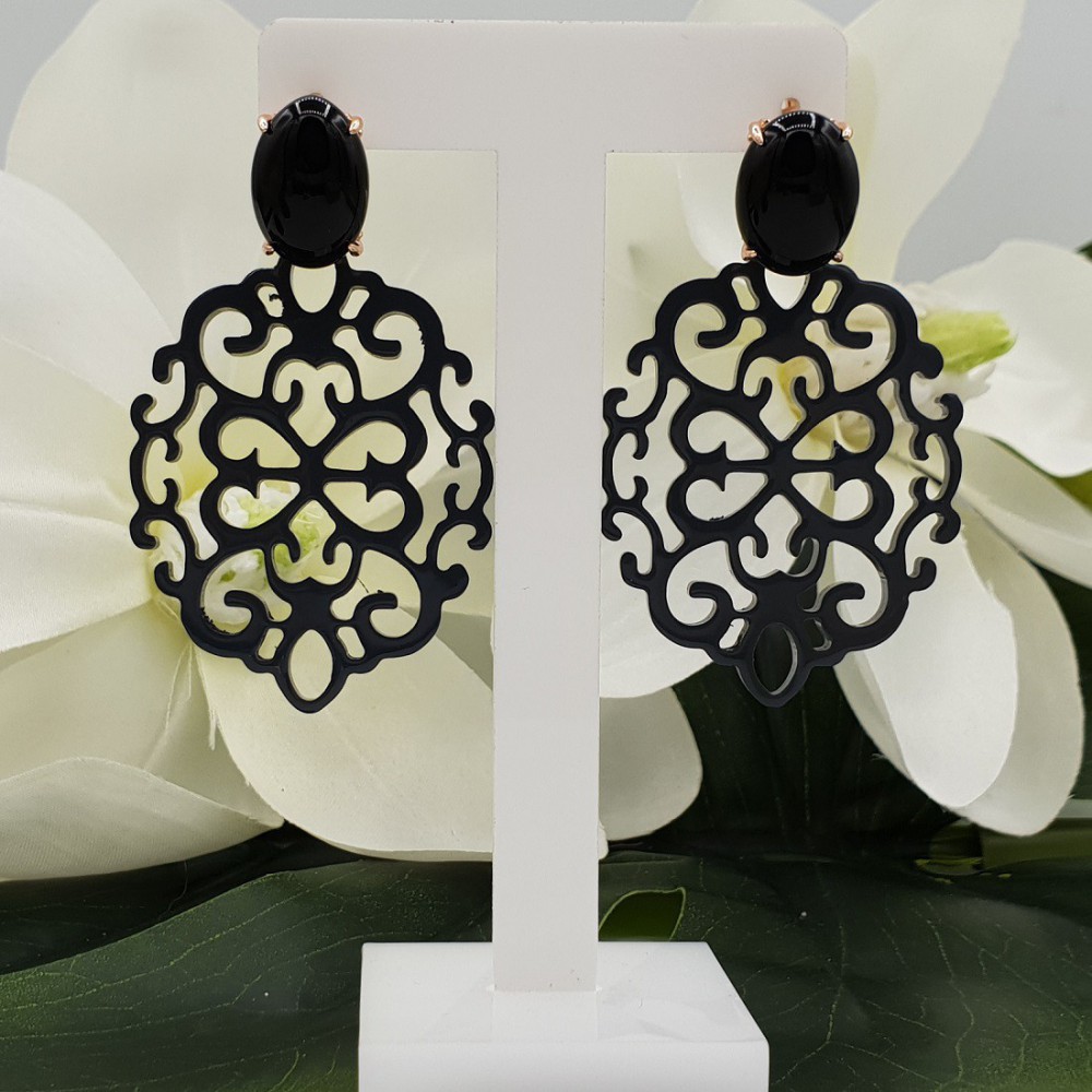 Rosé vergulde oorknoppen met Onyx en grijs gelakte Buffelhoorn hanger