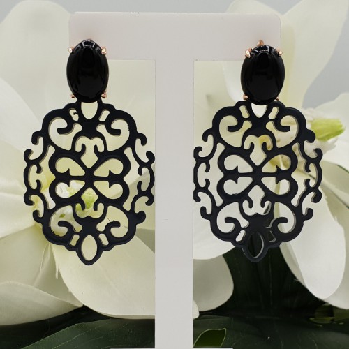 Rosé vergulde oorknoppen met Onyx en grijs gelakte Buffelhoorn hanger