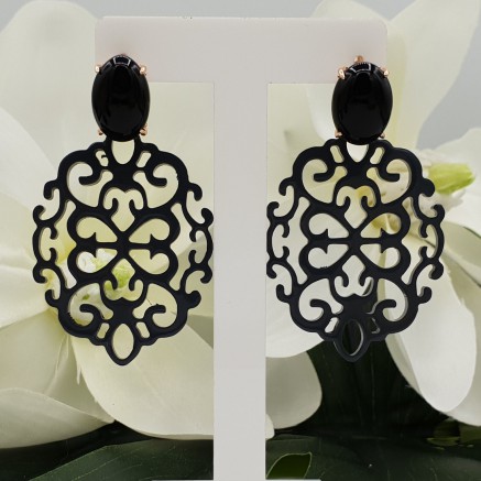 Rosé vergulde oorknoppen met Onyx en grijs gelakte Buffelhoorn hanger