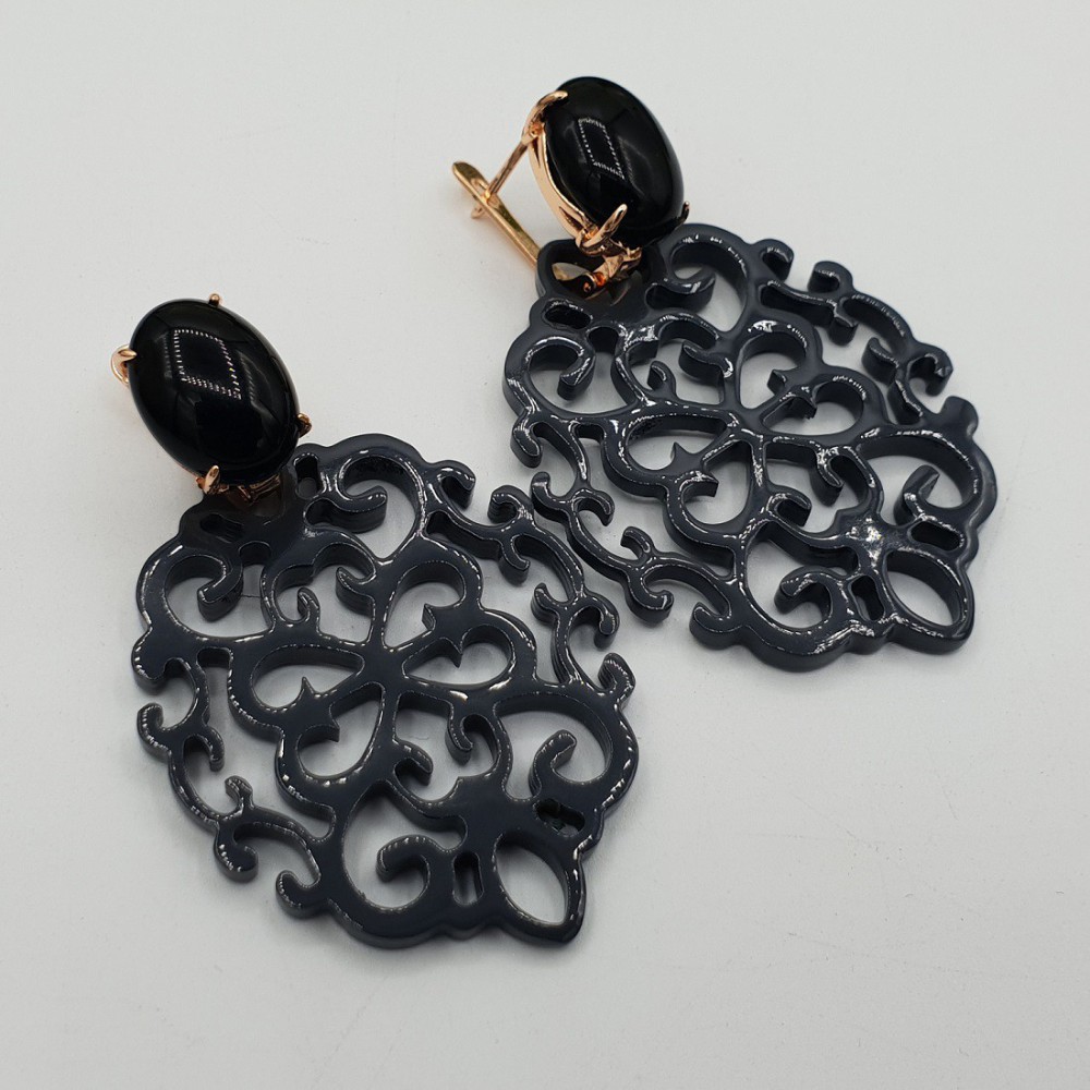 Rosé vergulde oorknoppen met Onyx en grijs gelakte Buffelhoorn hanger