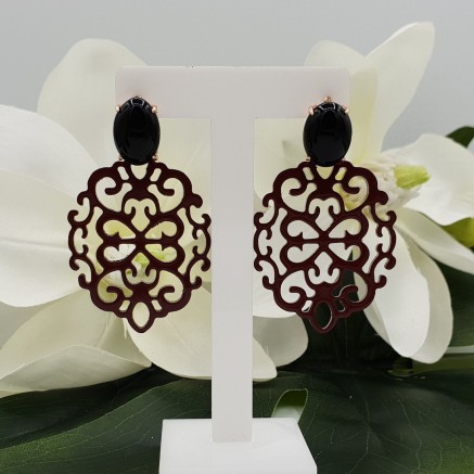 Rosé vergulde oorknoppen met Onyx en donker rood gelakte Buffelhoorn hanger