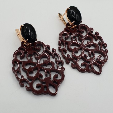 Rosé vergulde oorknoppen met Onyx en donker rood gelakte Buffelhoorn hanger