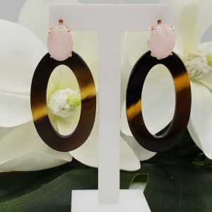 Rosé gold-plated oorknoppen with rose quartz and oval buffalo horn pendant