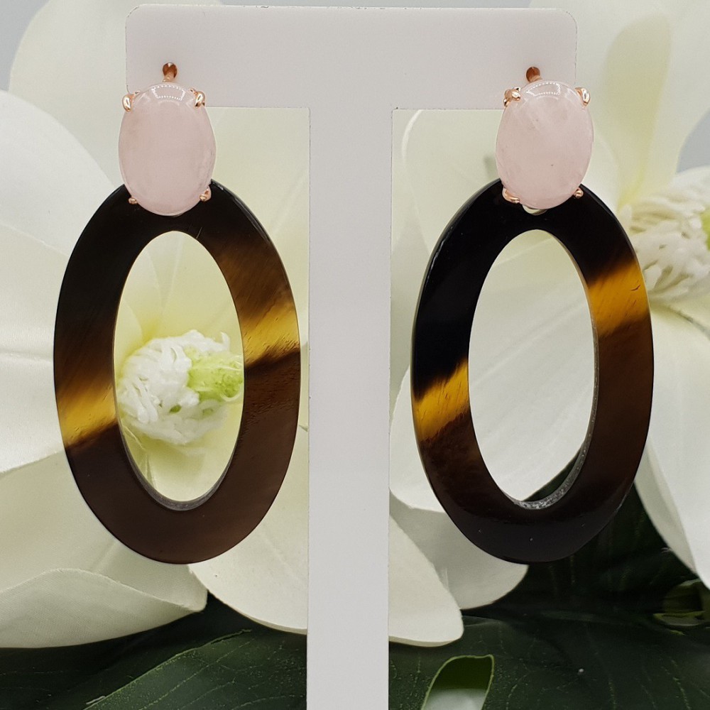 Rosé vergulde oorknoppen met Rozenkwarts en ovale Buffelhoorn hanger