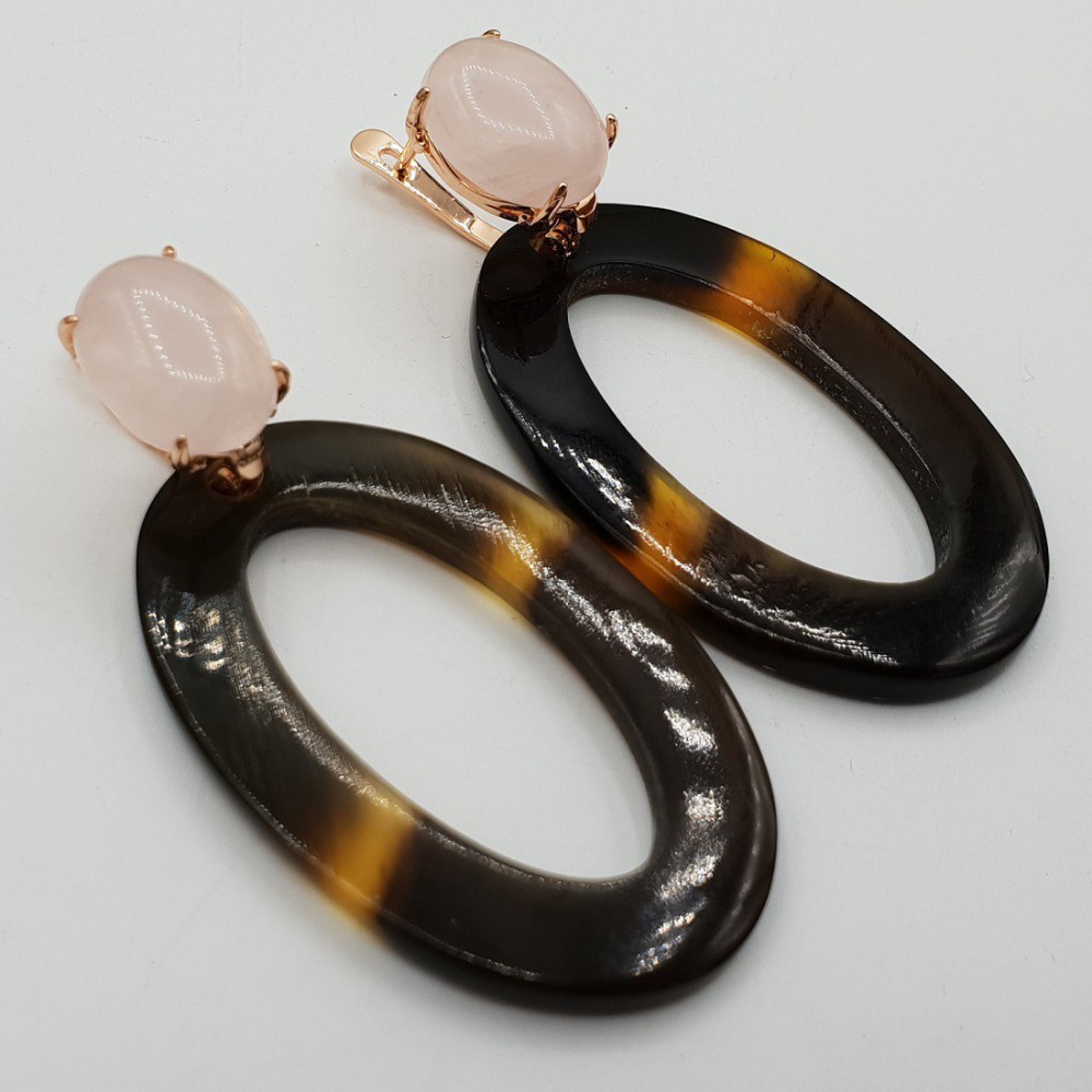 Rosé vergulde oorknoppen met Rozenkwarts en ovale Buffelhoorn hanger