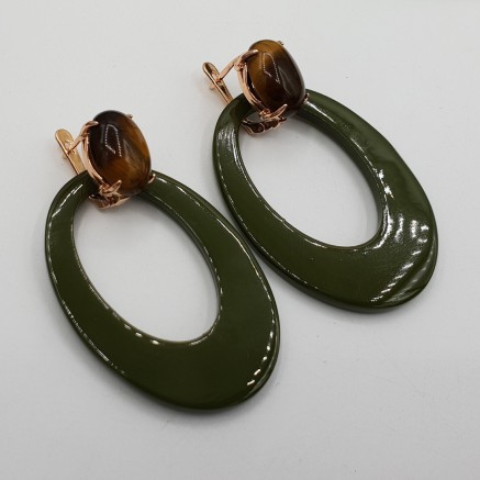 Rosé vergulde oorknoppen met Tijgeroog en donker groen gelakte Buffelhoorn hanger