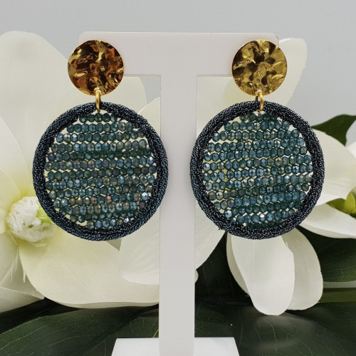 Vergulde oorbellen met ronde hanger van zijdedraad en kristallen