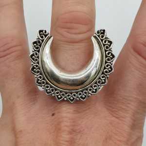 Zilveren grote bewerkte halve maan ring 18 mm