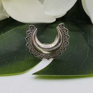 Zilveren grote bewerkte halve maan ring 18 mm