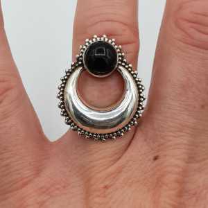 Zilveren halve maan ring gezet met ronde zwarte Onyx
