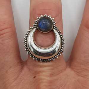 Zilveren halve maan ring gezet met ronde Labradoriet