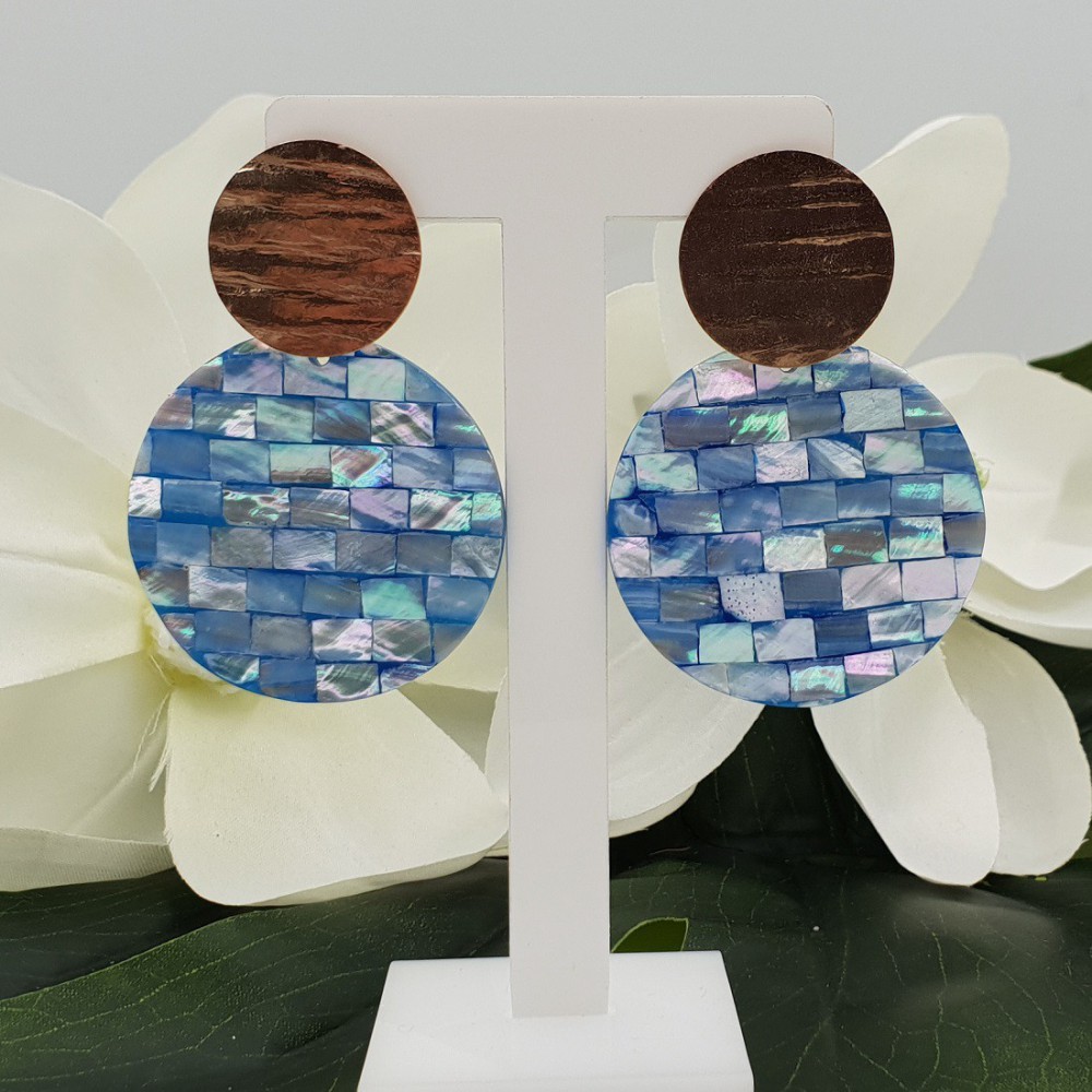 Rosé vergulde oorbellen met ronde blauwe mozaïek Parelmoer hanger