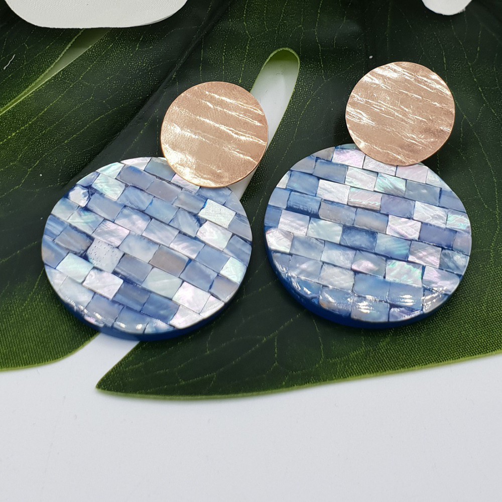 Rosé vergulde oorbellen met ronde blauwe mozaïek Parelmoer hanger