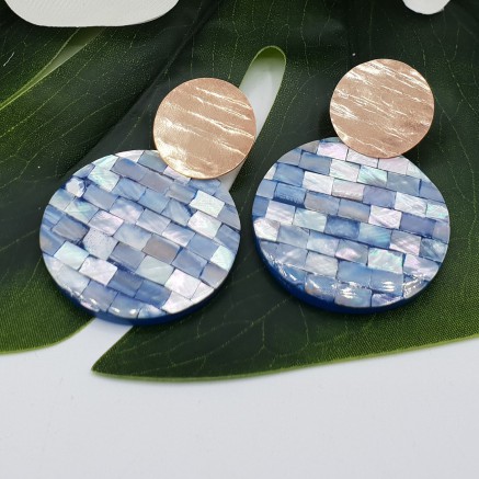 Rosé vergulde oorbellen met ronde blauwe mozaïek Parelmoer hanger