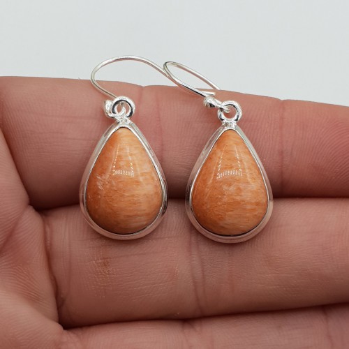 Zilveren oorbellen gezet met druppelvormige Celestobariet