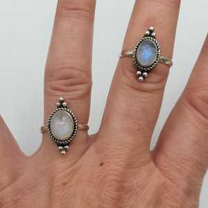 Zilveren ring met ovale cabochon regenboog Maansteen
