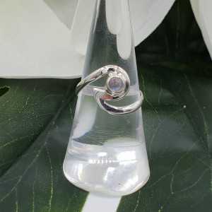 Zilveren wave ring gezet met regenboog Maansteen