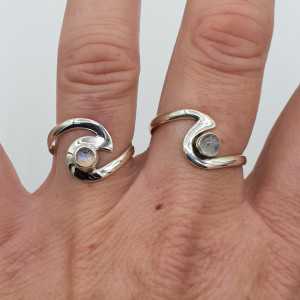 Zilveren wave ring gezet met regenboog Maansteen