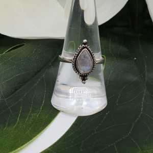 Zilveren ring gezet met druppelvormige Maansteen