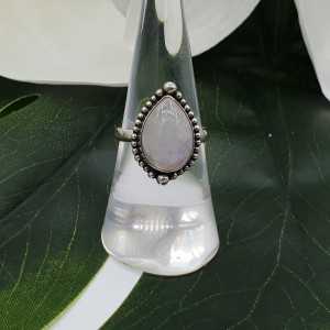 Zilveren ring met druppelvormige cabochon Maansteen
