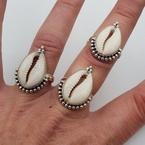 Zilveren ring met Cowrie schelp