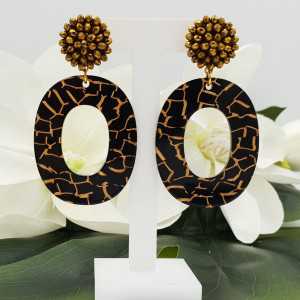 Gold colored earrings with pendant of resin
