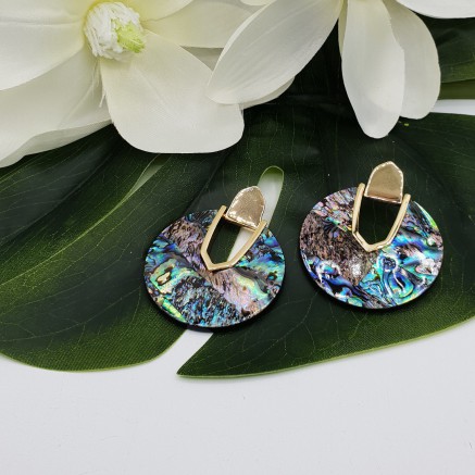 Goud kleurige oorbellen met Abalone schelp