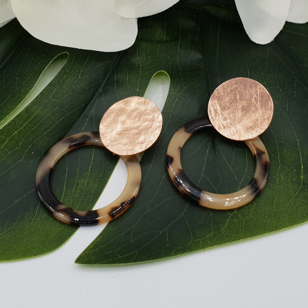 Rose gold plated earrings with open round tortoise resin pendant