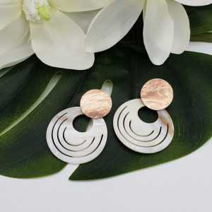 Rosé gold-plated earrings with round mother of Pearl pendant