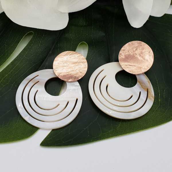 Rosé gold-plated earrings with round mother of Pearl pendant