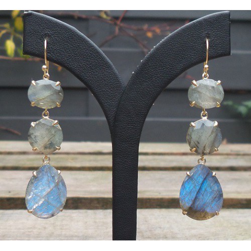 Vergulde oorbellen gezet met facet Labradoriet