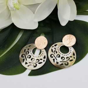Rosé gold-plated earrings with round cut-out buffalo horn pendant