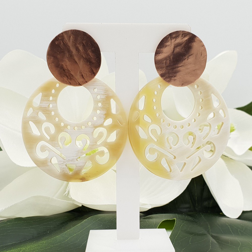 Rosé vergulde oorbellen met ronde uitgesneden Buffelhoorn hanger