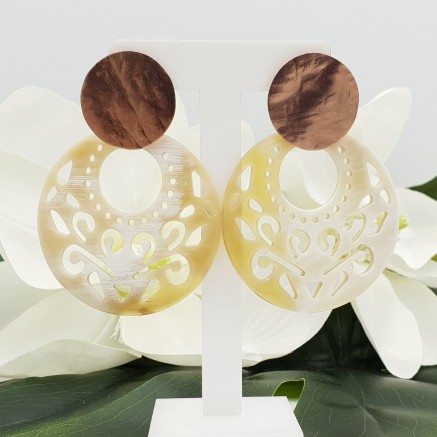 Rosé vergulde oorbellen met ronde uitgesneden Buffelhoorn hanger