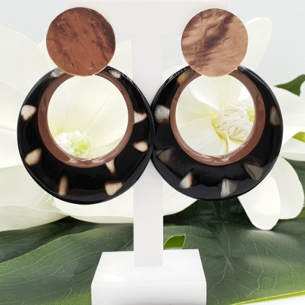 Rosé vergulde oorbellen met ronde poema Buffelhoorn hanger