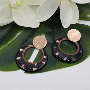 Rosé gold-plated earrings with round puma buffalo horn pendant