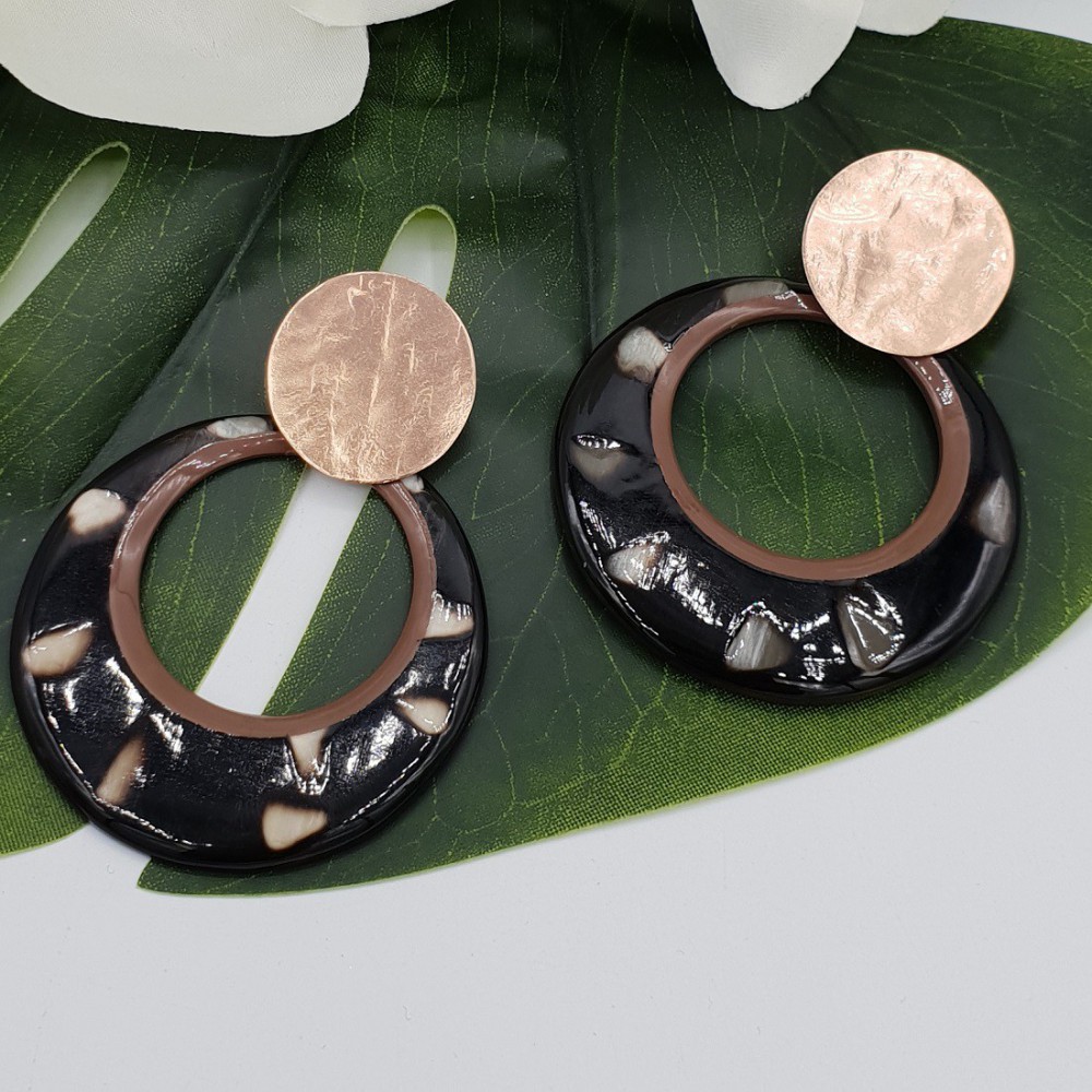 Rosé vergulde oorbellen met ronde poema Buffelhoorn hanger