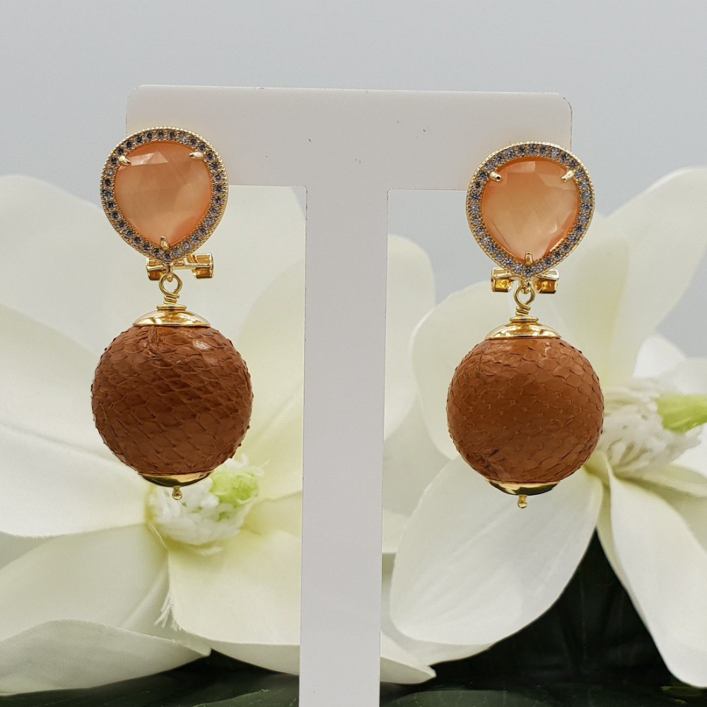 Gouden oorbellen met oranje Kattenoog en bol van Slangenleer