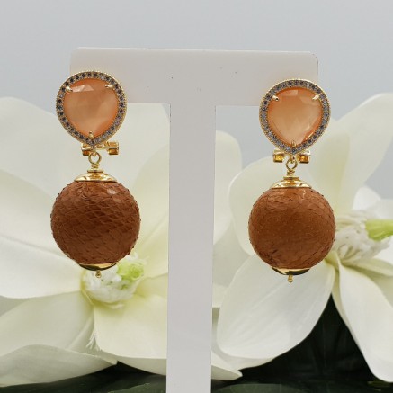 Gouden oorbellen met oranje Kattenoog en bol van Slangenleer